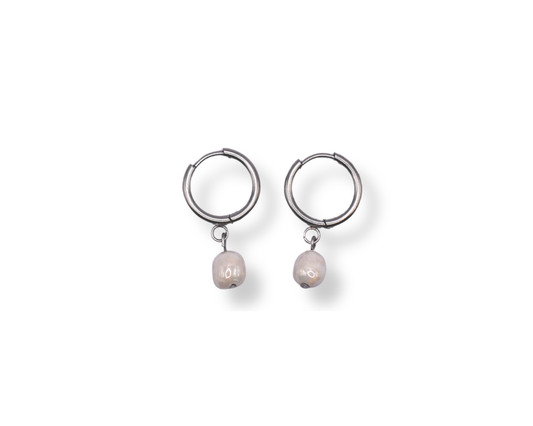 Creolen Amara mit veganen Perlen aus Edelstahl – nachhaltig & elegant.