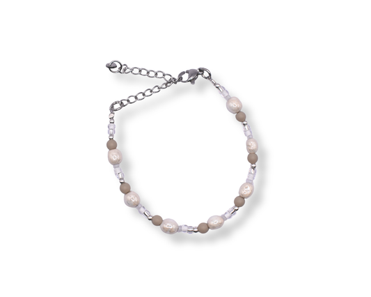 Armband Vayana mit veganen Perlen – nachhaltiger Schmuck aus Edelstahl.