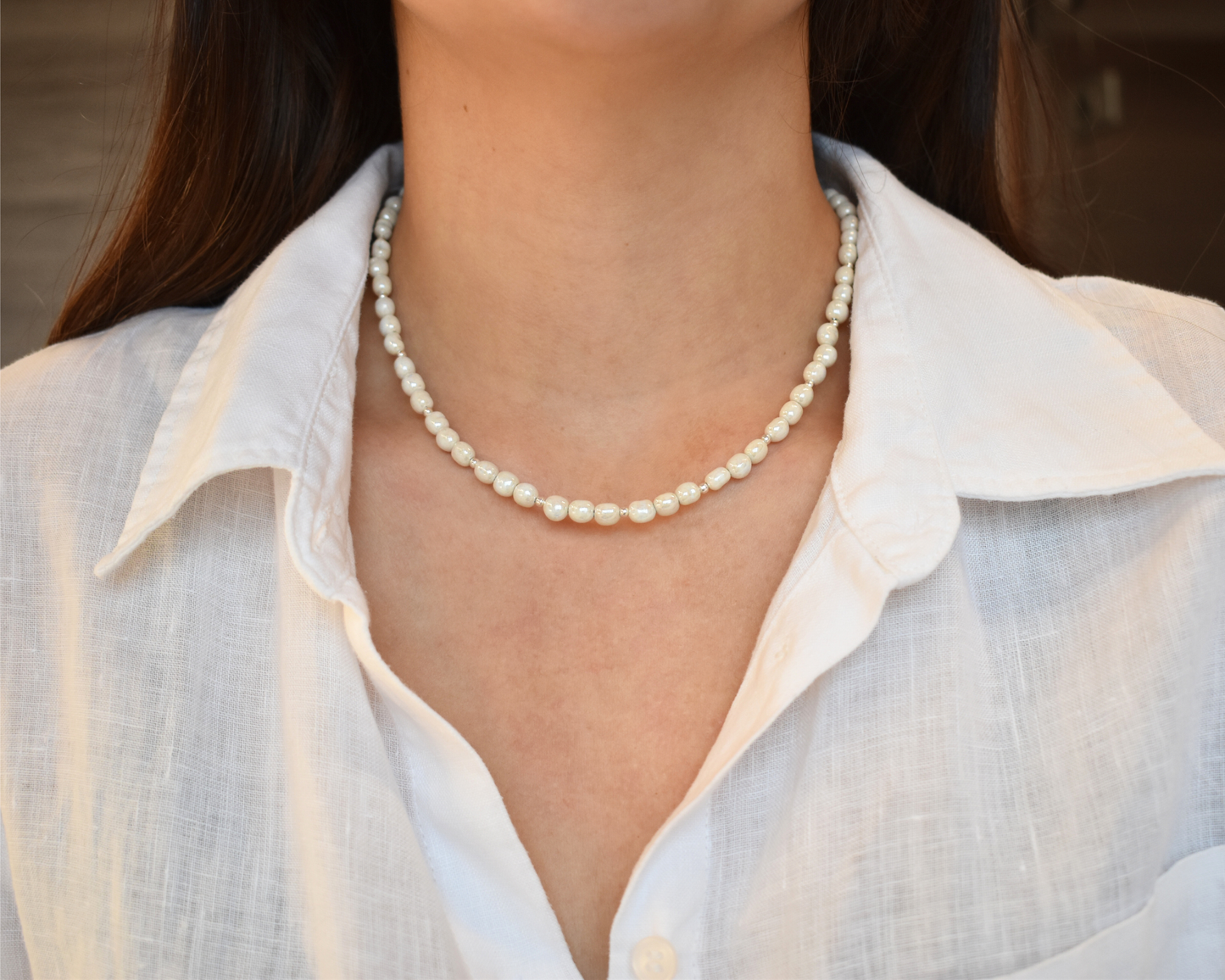 Veganer Perlenschmuck – Halskette Véa aus Edelstahl und veganen Perlen.