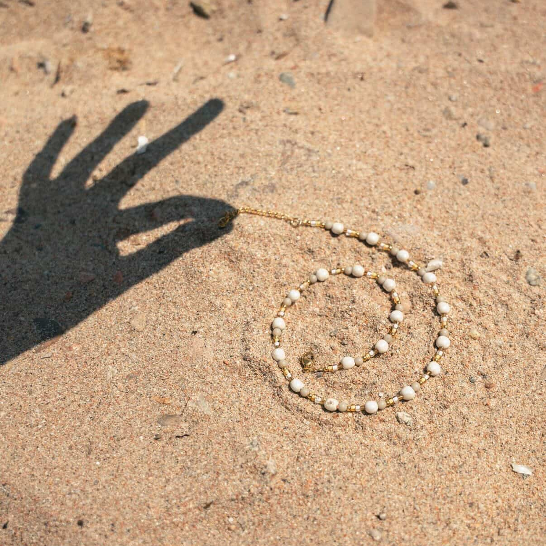 Perlenschmuck im Sommer: Warum Perlen perfekt zu Sonne, Strand und Alltag passen