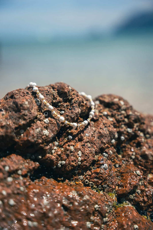 Wasserfester Schmuck: Was steckt wirklich dahinter?