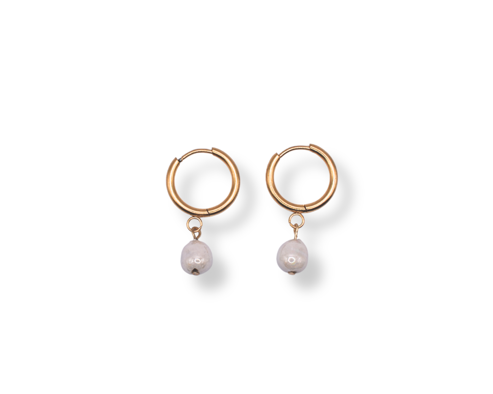 Creolen Amara mit veganen Perlen aus Edelstahl – nachhaltig & elegant.