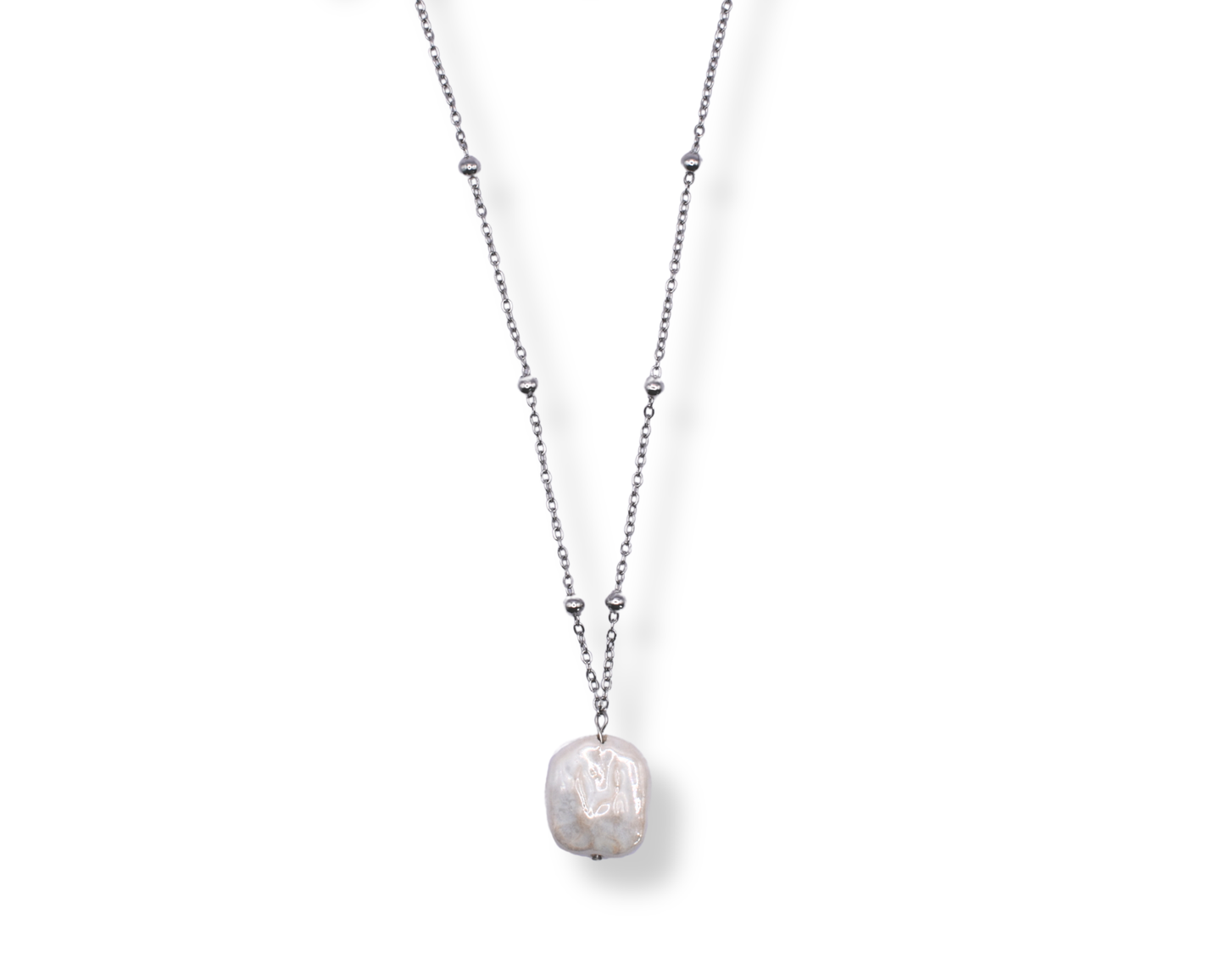 Halskette Maréa – Signature Piece mit veganen Perlen aus Keramik.