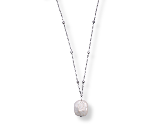 Halskette Maréa – Signature Piece mit veganen Perlen aus Keramik.