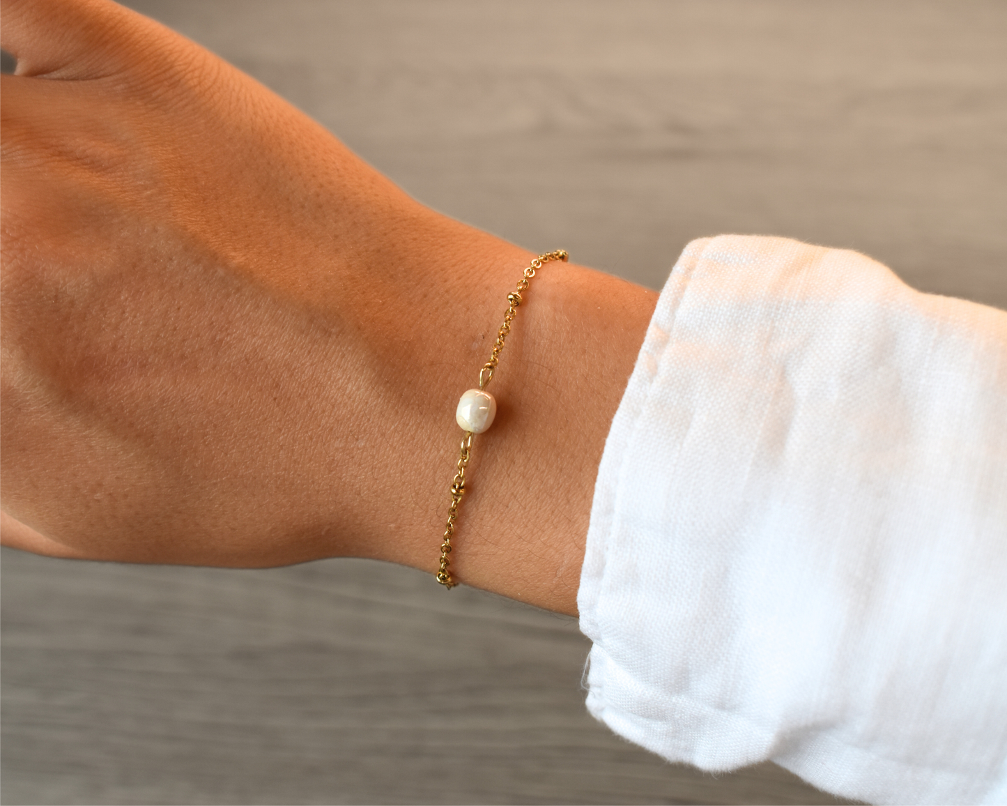 Armband Amara mit veganen Keramikperlen – handmade & fair.