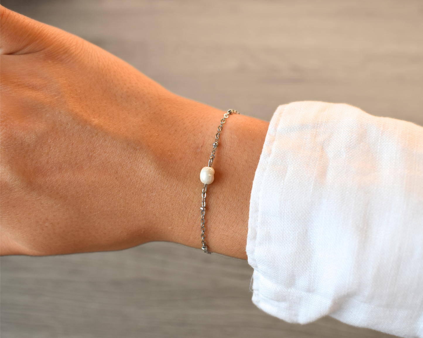 Armband Amara mit veganen Keramikperlen – handmade & fair.