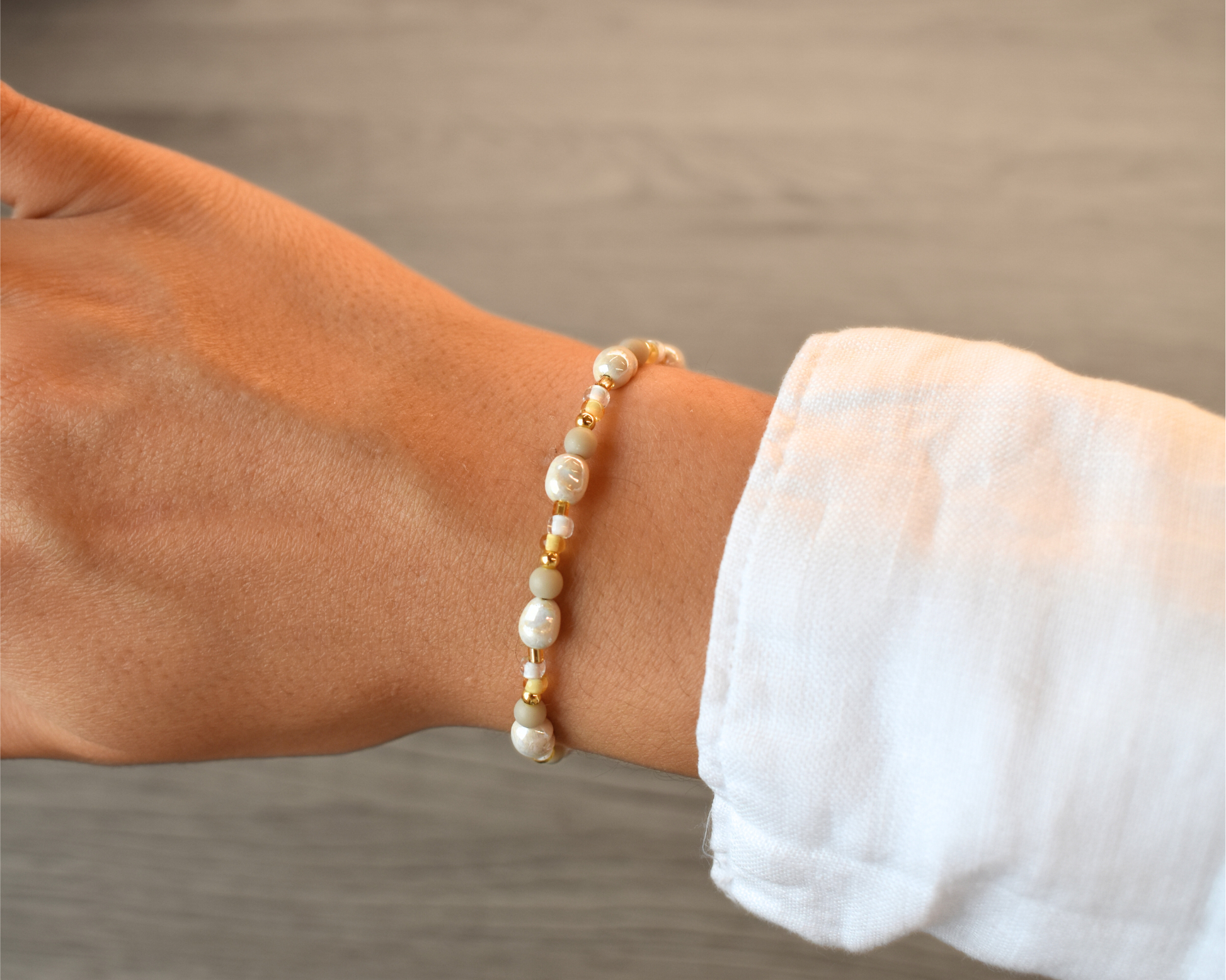 Armband Vayana mit veganen Perlen – nachhaltiger Schmuck aus Edelstahl.