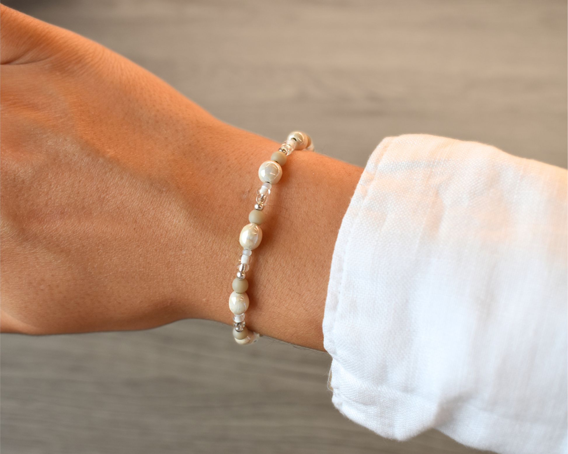 Armband Vayana mit veganen Perlen – nachhaltiger Schmuck aus Edelstahl.