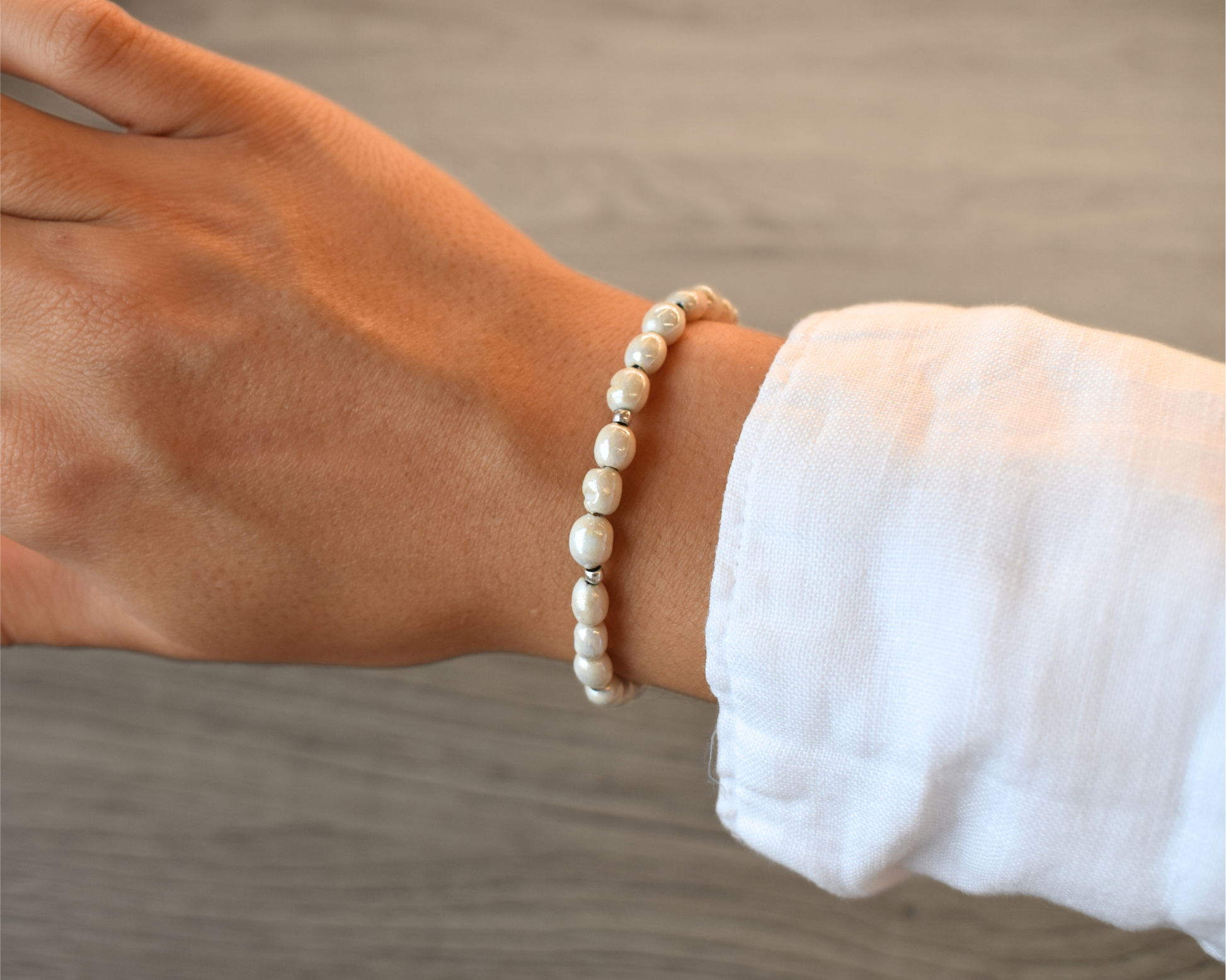 Nachhaltiges Armband Véa mit veganen Perlen aus Keramik.