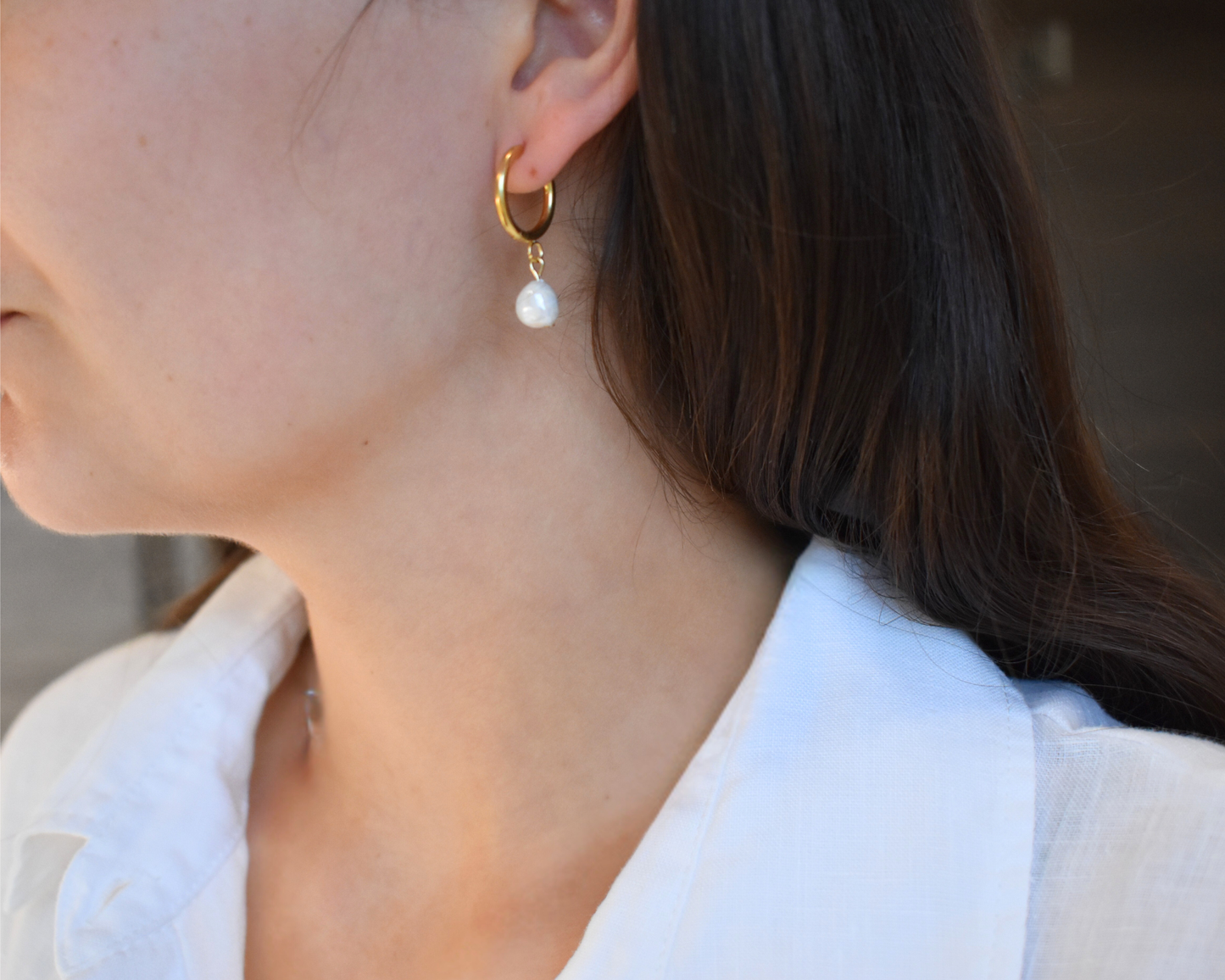 Creolen Amara mit veganen Perlen aus Edelstahl – nachhaltig & elegant.