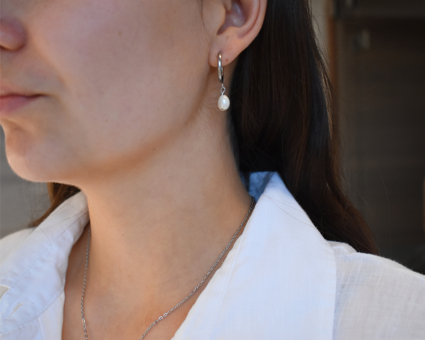 Creolen Amara mit veganen Perlen aus Edelstahl – nachhaltig & elegant.