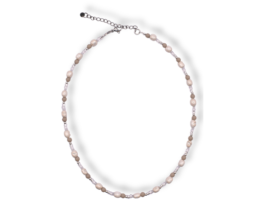 Vayana Halskette mit veganen Keramikperlen aus Edelstahl.