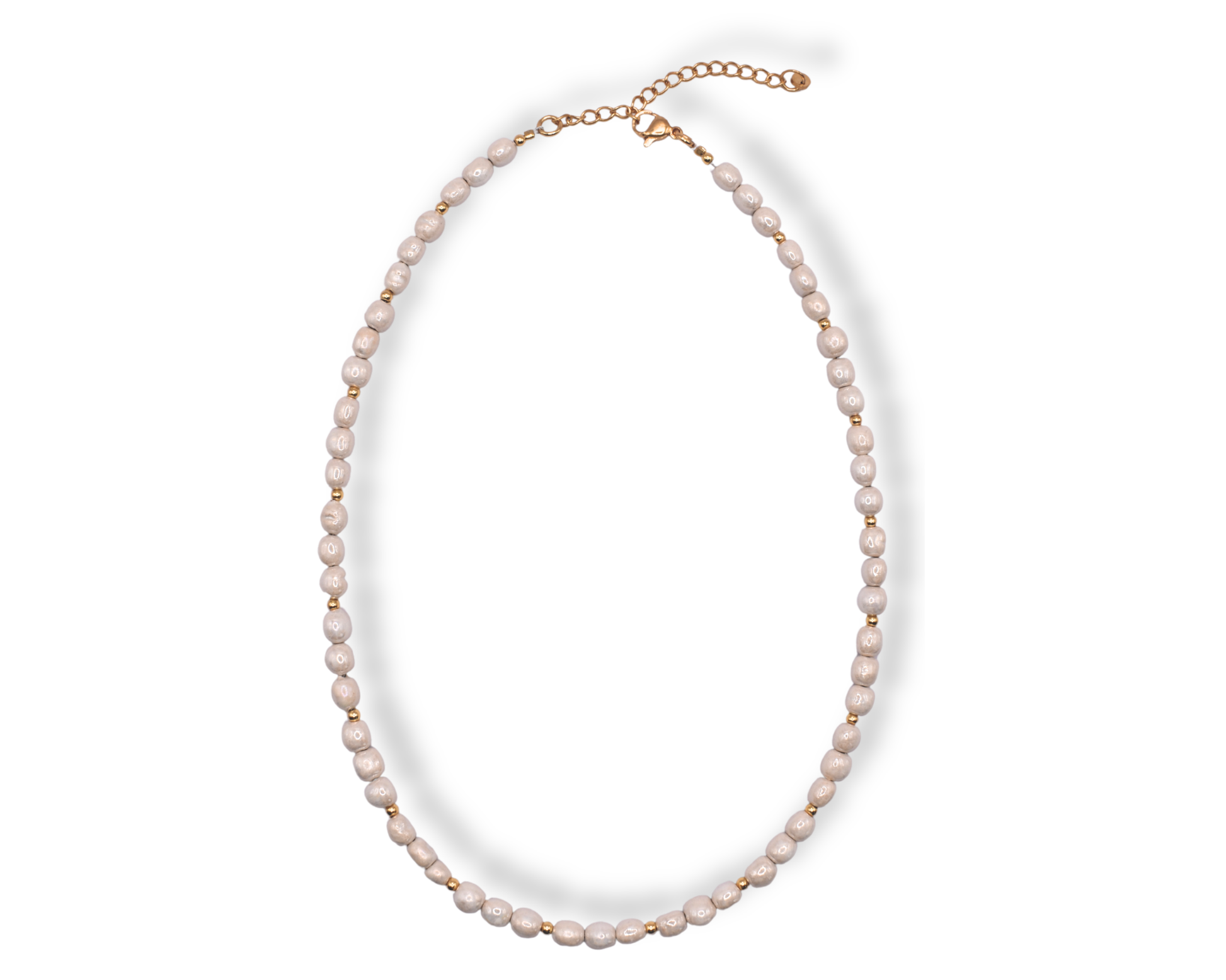 Veganer Perlenschmuck – Halskette Véa aus Edelstahl und veganen Perlen.