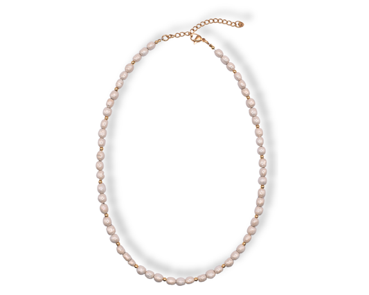 Veganer Perlenschmuck – Halskette Véa aus Edelstahl und veganen Perlen.