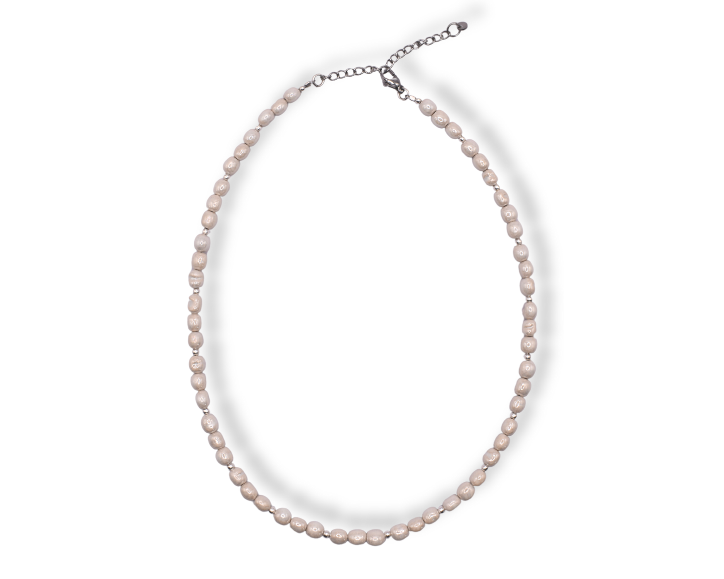 Veganer Perlenschmuck – Halskette Véa aus Edelstahl und veganen Perlen.