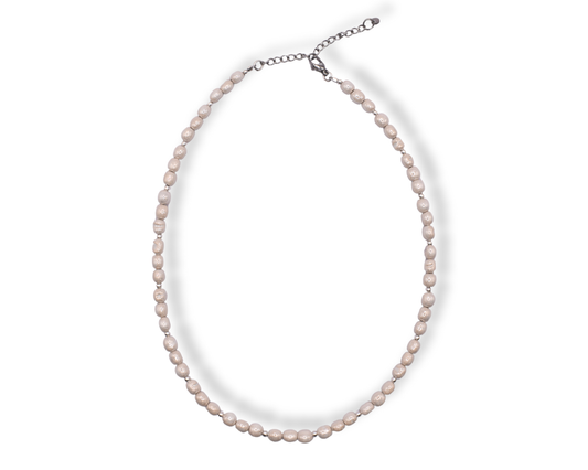 Veganer Perlenschmuck – Halskette Véa aus Edelstahl und veganen Perlen.