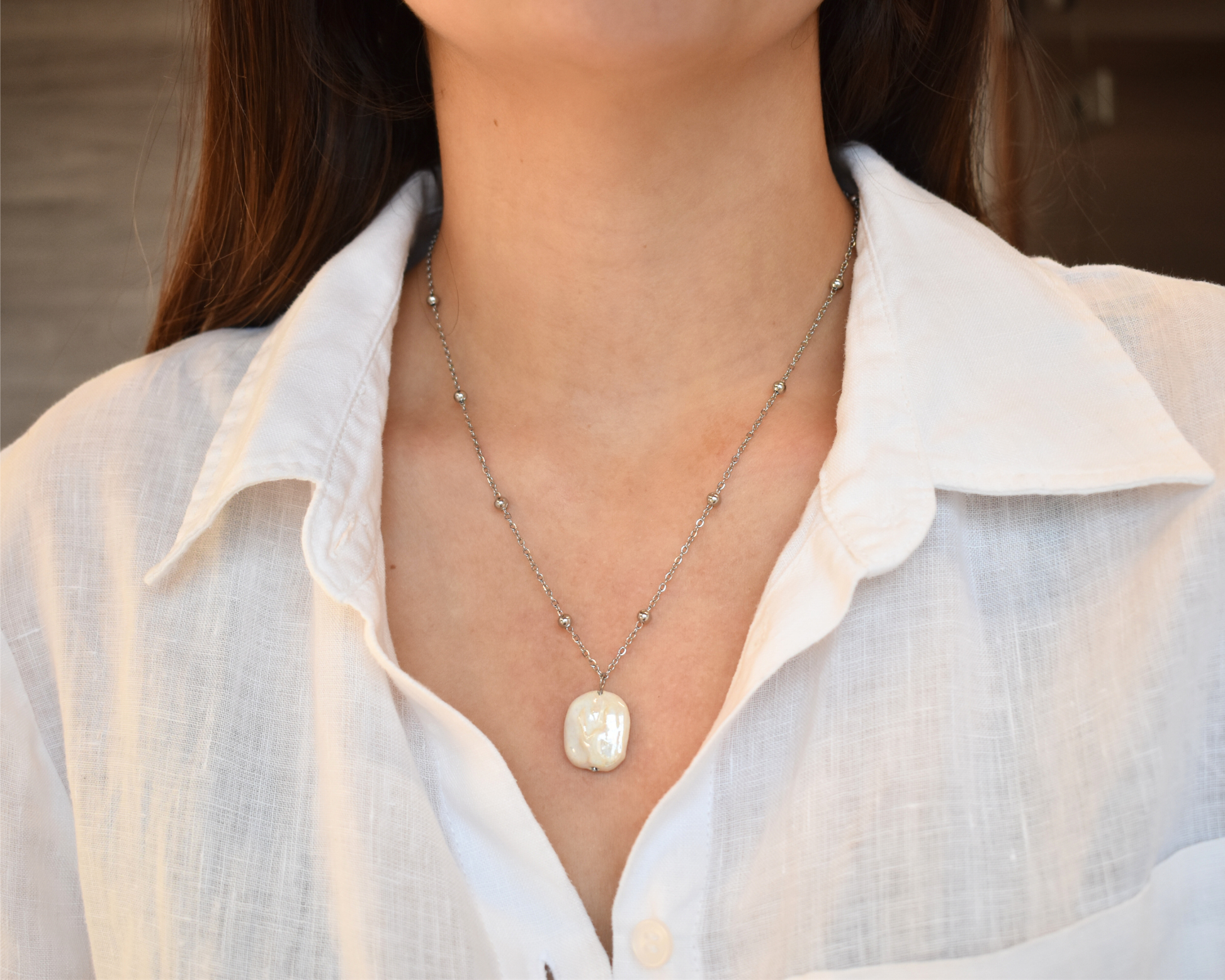 Halskette Maréa – Signature Piece mit veganen Perlen aus Keramik.