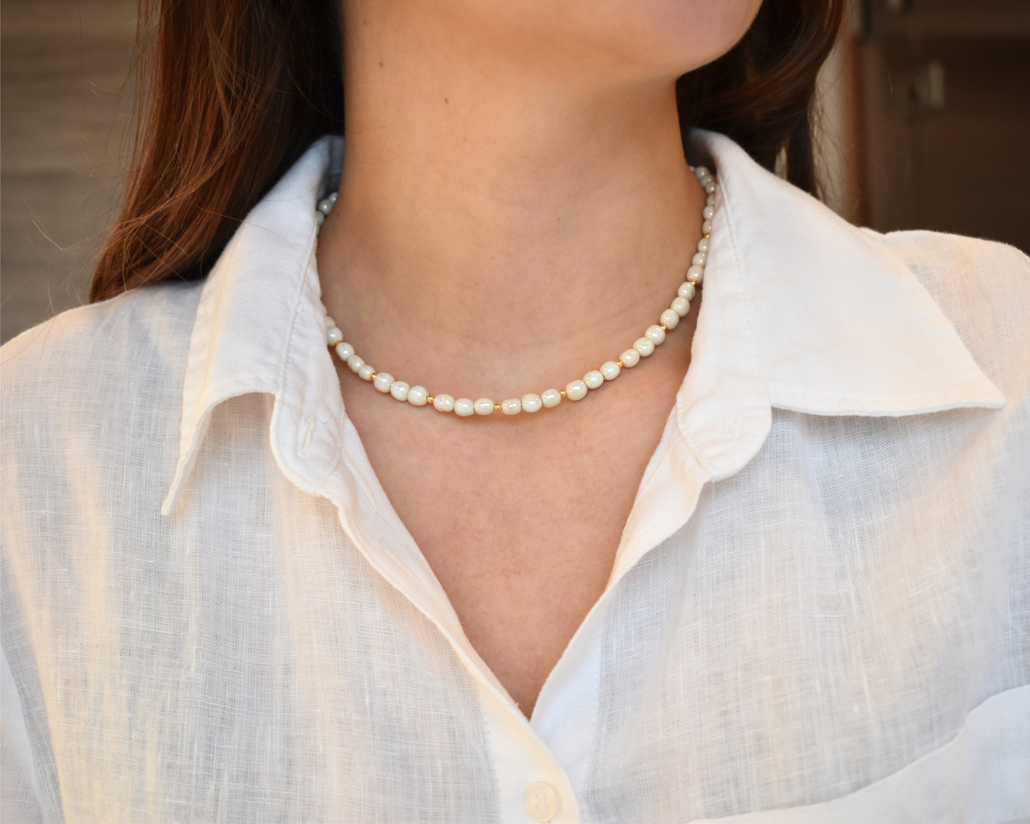 Veganer Perlenschmuck – Halskette Véa aus Edelstahl und veganen Perlen.