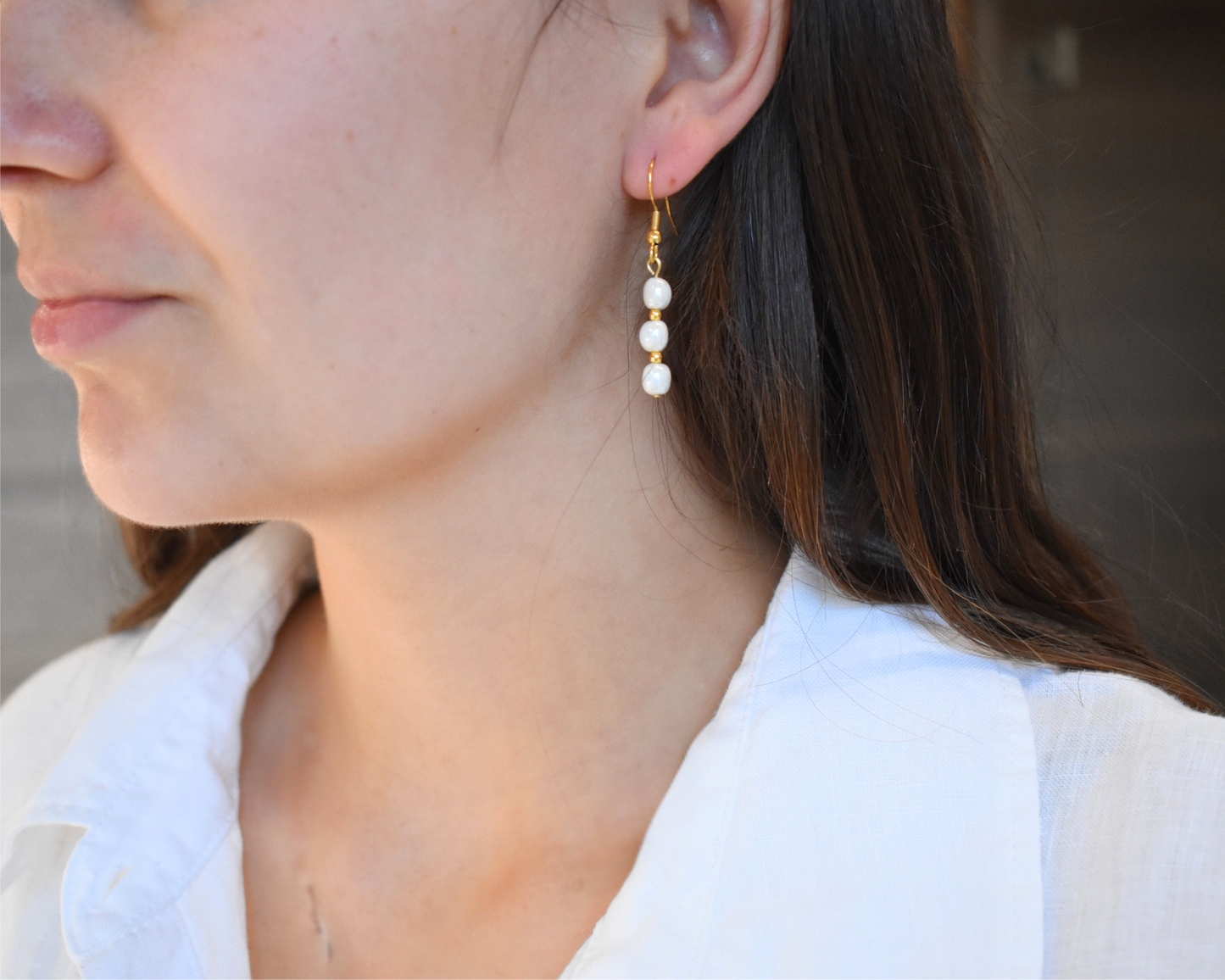 Vegane Ohrhänger Véa aus Edelstahl mit handgefertigten Perlen.